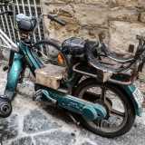 ...solo in seguito si dot� di un motorino: un mezzo che ancora conservo fuori dal locale� 